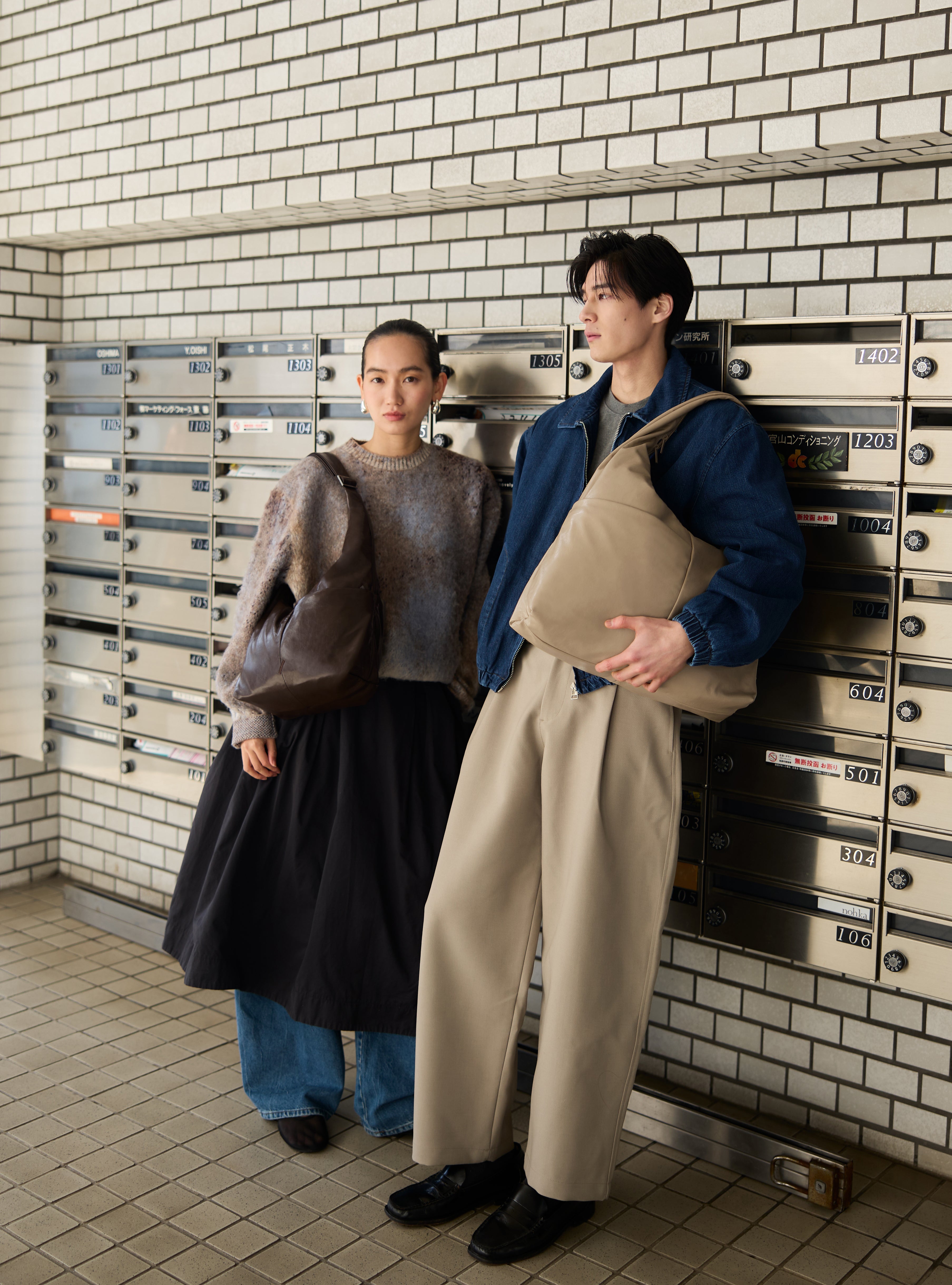 Woman carrying the Midi Arc slouchy hobo bag in dark brown vegan leather as shoulder bag